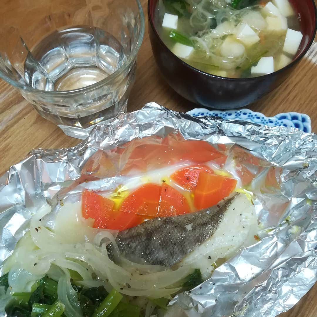 内田敦子さんのインスタグラム写真 - (内田敦子Instagram)「． 最近の少々気の抜けたご飯たち。  健康管理における自炊は、買った食材でバランスがとれていればすでに勝利なので、 あとは生焼け、焦げ、食中毒に注意すれば良いのですよ。  他の観点における自炊では敗者ですけども……背に腹は代えられぬ。  #おうちごはん  #健康オタク #和食」6月16日 21時59分 - atsuko_uchi_gohan