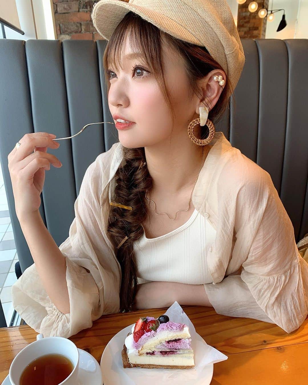 いっちゃん/嶋津 いつみのインスタグラム：「. . 今日は友達とコストコに買い出し行ってきたん🧚🏻‍♀️ . . . 帰りにしっかりケーキ食べて お腹パンパン🙄💨💨💨→🐖 . . . . . 冷凍のチュロス買ったんやけどなぁ… 25本も入ってて 冷凍庫がチュロスだらけ😱💦 . . . . さすがに25本も食べへんから 友達呼んでチュロスパーティーするしかない🥳🌈🎊ww . . . . .  #関西  #関西サロモ  #サロンモデル #サロモ #いっちゃん  #フリーモデル #関西モデル  #あざといっちゃん #かわいっちゃん #いっちゃんコーデ #ブライダルモデル #アレンジモデル #ヘアカラー  #ヘアアレンジ #くしゃ顔 #cafe #カフェ #カフェ部」
