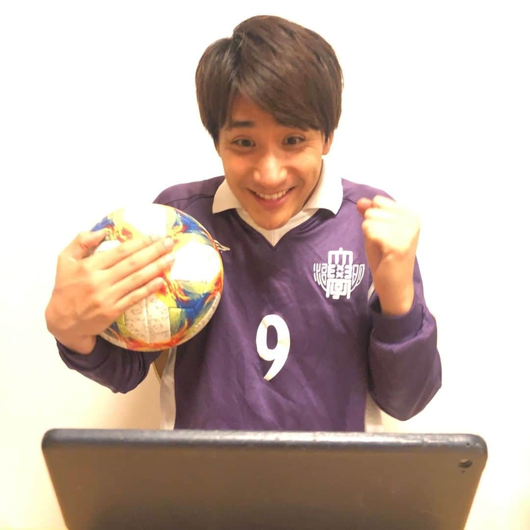 日本テレビ「news zero」さんのインスタグラム写真 - (日本テレビ「news zero」Instagram)「『海外サッカー続々再開！ 週末サッカーを観られることに、改めて幸せを感じています。 日本も野球を皮切りにJリーグなど、スポーツが開幕・再開されます！ さぁ皆さんも！ ユニフォームを着て！ ボール片手に！？ 声援を送りましょう！！』 #newszero のアナウンサーたちが毎日リレー投稿する #新しい日常をつくろう 今週のテーマは「新しい日常で感じる些細な幸せ」  火曜日は #山本紘之 アナが スポーツ観戦の幸せ を紹介しました。 着ているユニは明治大学体育会サッカー部時代のものだそうです。  みなさんの新たにはじめたこと、 #新しい日常で感じる些細な幸せ ぜひ教えてください！  明日は#河出奈都美 アナです！  #新しい日常  #スポーツ #海外サッカー #Jリーグ #サッカー再開」6月16日 22時00分 - ntvnewszero