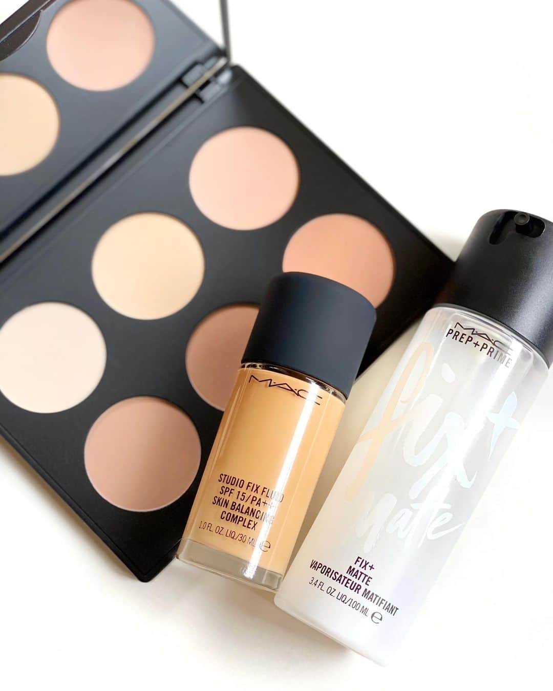 M∙A∙C Cosmetics Japanのインスタグラム：「下地とファンデーションのベストコンビを見つけて、印象をがらりとチェンジ✨ ㅤ 【ハンサムなマット肌】気分の日は、 カバー力の高いリキッドファンデーションとコントアーパレットの組み合わせで、シャープな雰囲気に✨仕上げは肌をマットに整える化粧水で凛としたムードをプラスして。 ㅤ ㅤ 【公式オンラインショップ限定特典】 ☑︎6月25日(木) 23:59まで全品送料無料！ ☑︎初回ご購入のお客様へ10% OFFクーポンをプレゼント（クーポンコードwelcome） ㅤ #MACCosmeticsJapan #MACCosmetics #MAC #MACコスメ #マックコスメ #コスメ #メイク #美容 #化粧品 #デパコス #コスメ部 #コスメマニア #コスメ好き #コスメ好きさんと繋がりたい #メイク好きな人と繋がりたい#夏メイク #夏コスメ #メイク下地 #リキッドファンデーション #リキッドファンデ #マット肌 #透明感 #毛穴 #お気に入りコスメ」