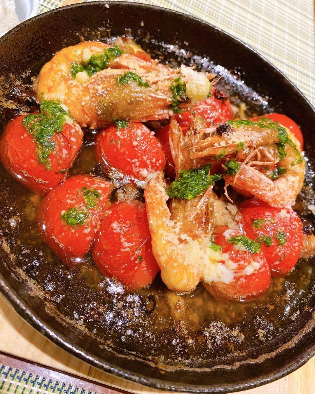 のインスタグラム：「大海老と大きなトマトをクォーターカットにしたアヒージョ🍅🦐 アヒージョって小さいオーブン皿が多いと思いますが大皿に大きな具材で出てきました。  料理って自由だ❣️ と思った瞬間。笑  #marriott #italian #cooking #familytime」