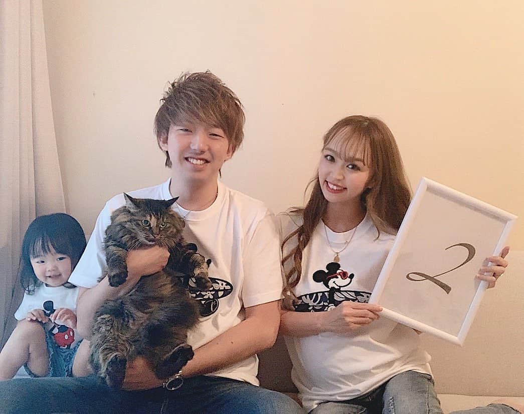 のインスタグラム：「... ... 𝐚𝐧𝐧𝐢𝐯𝐞𝐫𝐬𝐚𝐫𝐲🌹... ... . . たくちゃんお誕生日おめでとう👨🏽❤︎ そして結婚2周年♡ . あかり真ん中に座らせてたのに、急に端っこに 座りに行ってニッコリしてるこれが1番あかりが 可愛く映ってるから今年はこの写真﹏👧🏼🎀 . でも凄く天気悪かったから画質悪い😭 . 2年目は👨🏽が会社を立ち上げたり、結婚式を 挙げさせてくれたり新車を買ってくれたりと 嬉しかったり楽しかったり、1番近くで見てるけど、 やっぱり凄いな〜と、立派の一言に尽きます☺️ . 見えないところで毎日毎日、家族の為に一生懸命 お仕事してくれて、いつも家族のことを大切に 思ってくれる👨🏽には本当に感謝してる☺️❤︎❤︎ . 毎日働いてたら大変な日だって疲れた日だって あるだろうに、毎日ただいま〜🤗♡って 本当こんな感じで→🤗笑顔で家に入ってきて くれる事って当たり前にできることじゃないし、 頑張り屋さんで努力家で、やると言ったことを きっちり実現させる所が男として非常に 見所があってね、とっても素敵﹏(ˊᵕˋ⑅)♡♡♡♡ . . 3年目もこれからも、宜しく頼みます﹏💍🎀 . . ………………………………(♡)……………………………… .」