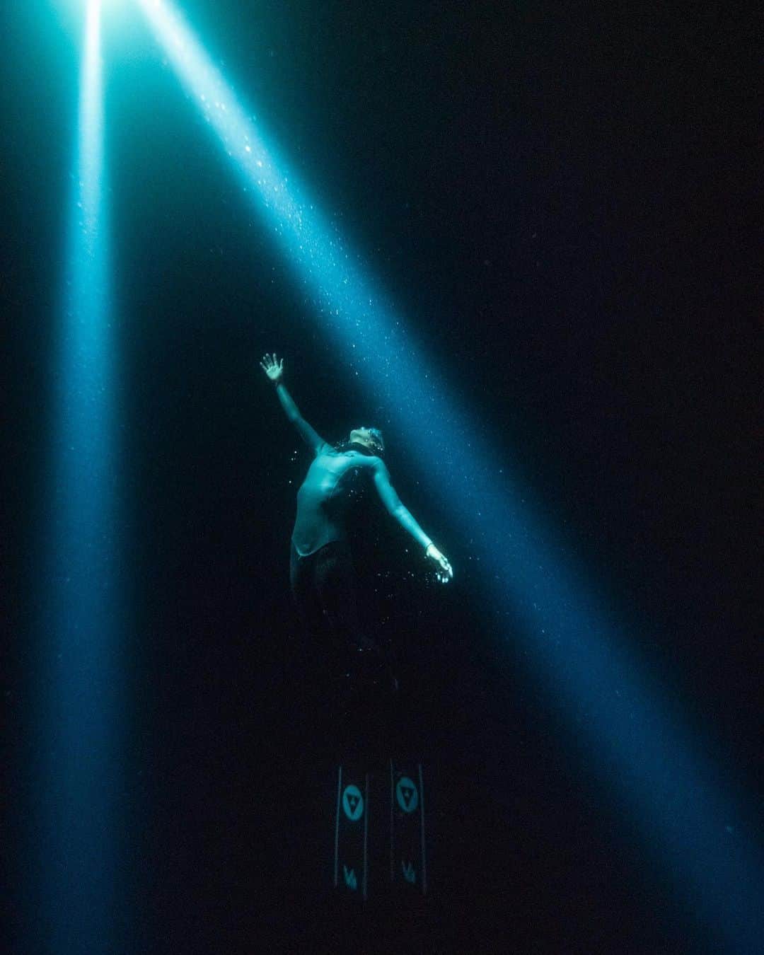 のインスタグラム：「陰影礼賛 | OKINAWA 2020 ﻿ ﻿ 🧜‍♀️ @tomoka_fukuda ﻿ 📸 @ryuzoshinomiya ﻿ ﻿ #RGBlue﻿ #Nauticamhousings﻿ #A7R3﻿ #Sigma14mmf18﻿ #alchemyfins﻿ #alchemyv3﻿ #alchemyv330 ﻿ ﻿ http://tinyurl.com/alchemy-webstore」