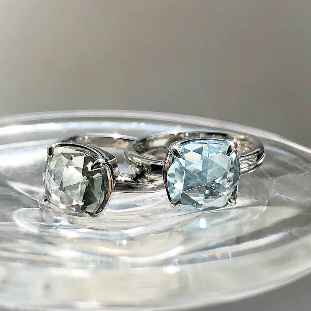 ヴァンドーム青山さんのインスタグラム写真 - (ヴァンドーム青山Instagram)「. 【 Color stone ring 】 ローズカットを施した艶やかで潤いのあるカラーストーン。揺らぐ水面の様に瑞々しく輝くリングで、手元の仕草を美しく演出します。 . #リング #ring #colorstone  #カラーストーンリング  #ブルートパーズ  #bluetopaz #quartz  #グリーンクォーツ  #カラーストーンジュエリー  #jewelry #accessory  #vendomeaoyama  #ヴァンドーム青山」6月17日 7時29分 - vendomeaoyama_official