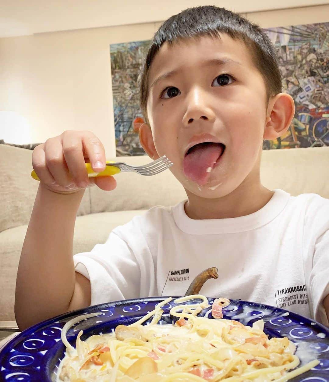 小堀ケネスのインスタグラム：「Mommy’s Clam Cream Sauce Pasta is Little Dean’s favorite!  He chowed down 2 big plates of it! 😋  鬼ママのアサリベーコンクリームパスタはディーン君の大好物！😊 ちいさいからだで大盛り二皿完食！😂 #notdrunk #littledean #mommycooking #clamcreampasta #yummy #ディーン君　#鬼ママ　#アサリクリームパスタ#世界一#日々感謝  @mariakamiyama」