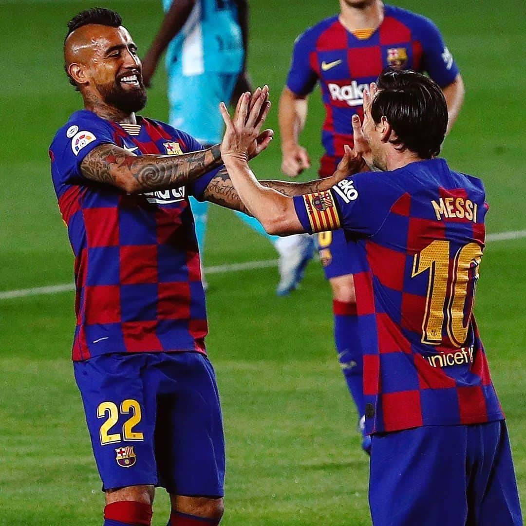 LFPさんのインスタグラム写真 - (LFPInstagram)「Happy friends! 😄 • ¡Un par de amigos! 😄 • #Vidal #Messi #Barça #LaLiga #LaLigaSantander」6月17日 7時33分 - laliga