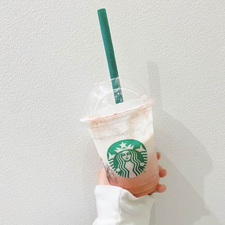 畠山あやなのインスタグラム：「* りなはゴロッと派❕🍓 * #畠山彩奈#スターバックス#スターバックスコーヒー #新作#いちご#ゴロッとイチゴフラペチーノ#シュワっとイチゴフラペチーノ #ゴロッと#シュワッと#フラペチーノ#いちごフラペチーノ#高校２年#フォローミー#starbucks #staba#strawberry #jk#jk2#instagram#instagood#followme」