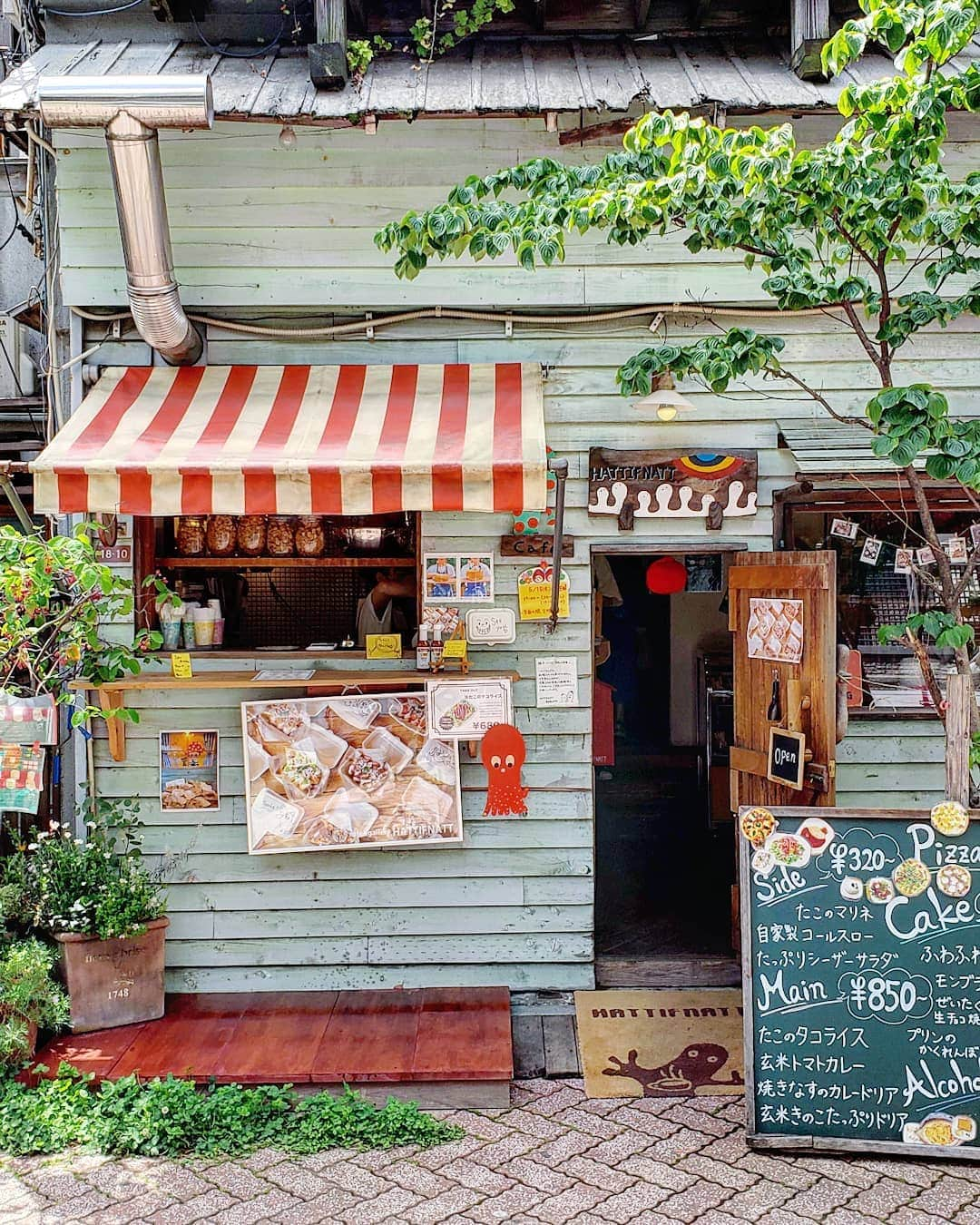 CAFE-STAGRAMMERさんのインスタグラム写真 - (CAFE-STAGRAMMERInstagram)「It's like a scene from a movie, isn't it?  たこ、見つかりましたか♪ #高円寺 #カフェ #☕ #cafe #koenji #tokyocafe #cafetyo #高円寺カフェ #ハティフナット #ハティフナット高円寺」6月17日 7時51分 - cafetyo