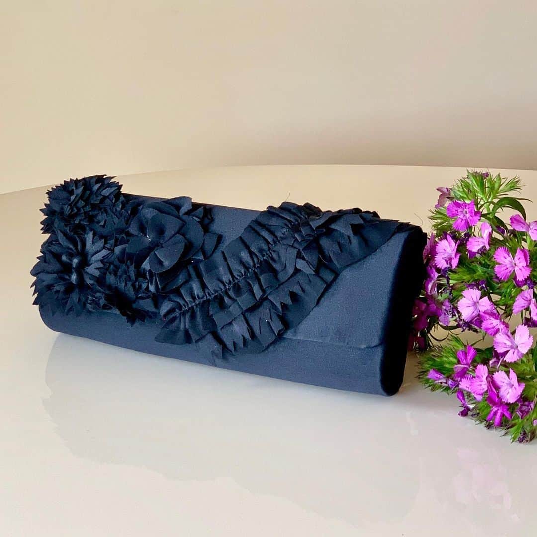 のインスタグラム：「Take time to stop and smell the flowers. ⠀⠀⠀⠀⠀⠀⠀⠀⠀ #ingechristopher #clutchobsession #phonefriendlyclutch」