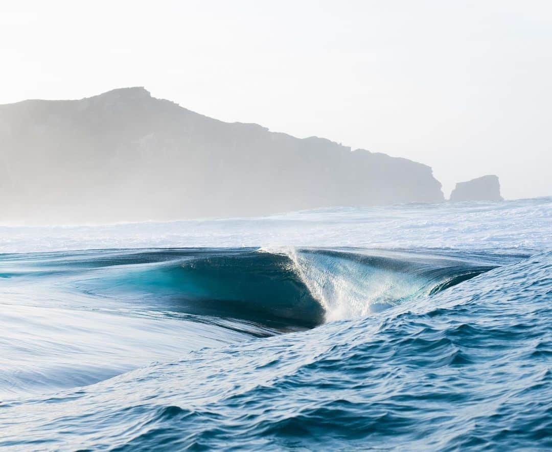 Surf Magazineさんのインスタグラム写真 - (Surf MagazineInstagram)「Hawaiians would say it's flat. Australia, recently. Photo: @matttmacphoto」6月17日 7時56分 - stab