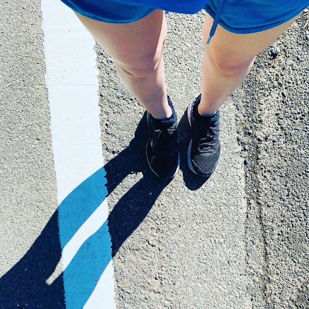 サトウヒロコさんのインスタグラム写真 - (サトウヒロコInstagram)「🏃‍♀️ 久しぶりにお天気がいい日に自宅にいられるので外へ出てきたよ。 小走りもままならない💦 ただいまお散歩中🚶‍♀️ 今年も半ズボン始めました（笑） ↑ランニングの時だけね。 ・ #runner #running #大人女子 #朝ラン #半ズボン始めました #走る #走る人 #歩く #歩く人 #サトウヒロコ #instagram #instagramjapan #暑い」6月17日 7時56分 - satohiroko1208