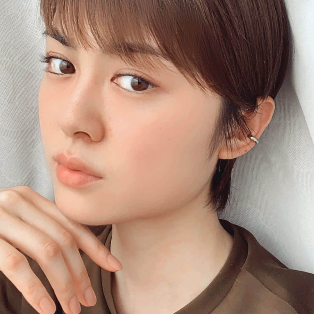中島彩香のインスタグラム：「.🌝💫💫 . 初めてまつげパーマをしてみました👀❤︎ マスカラなしでアイラインと 軽くアイシャドウをするだけでこの仕上がりで とっても楽ちん◎ . #makeup #selfmakeup」