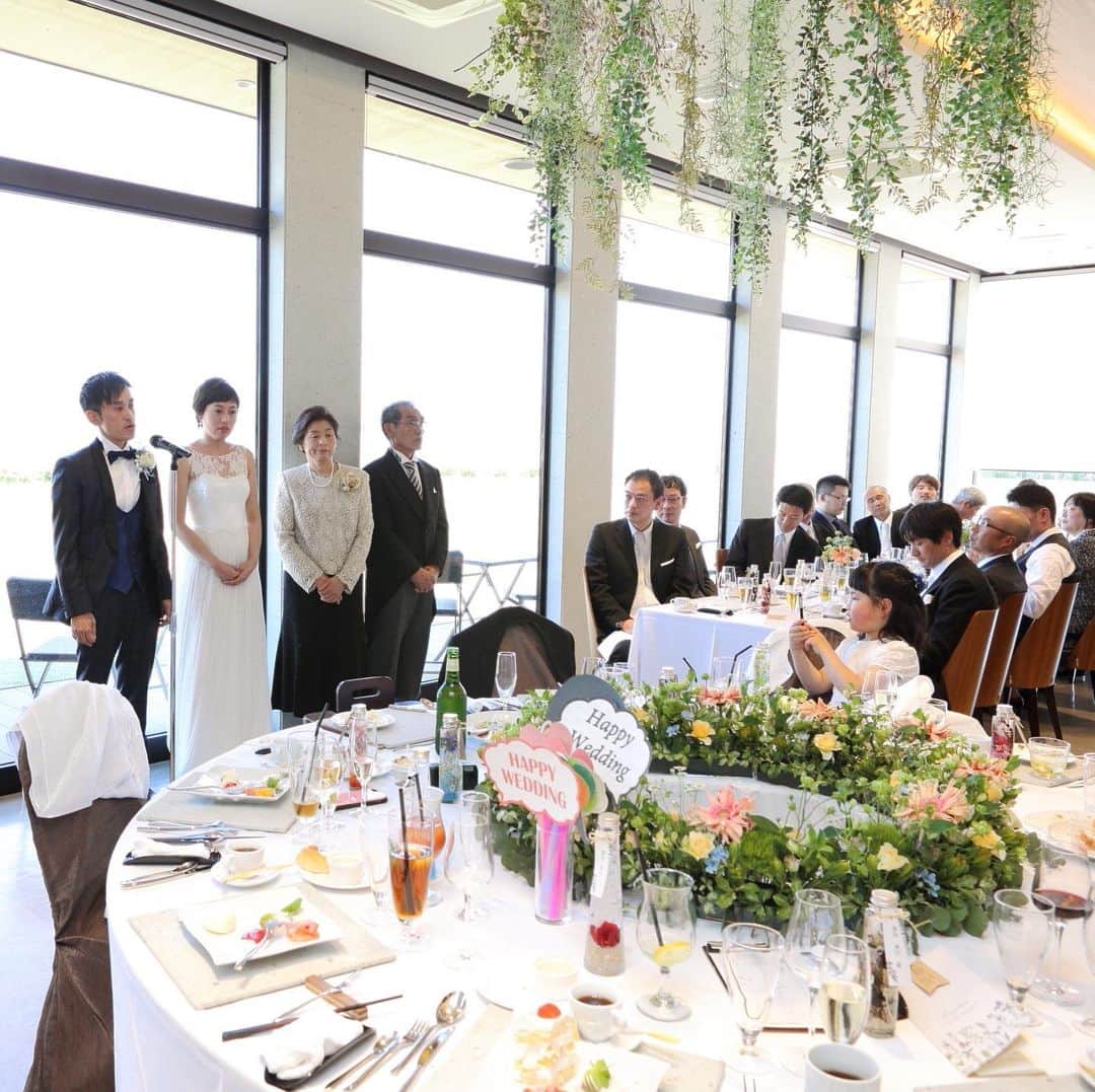 小松結婚式 M&U エムアンドユー ウェディングのインスタグラム：「【パーティーレポート】披露宴の最後は、お父様、新郎様よりゲストの皆様へのご挨拶。﻿ ﻿ 結婚式にご出席頂いた感謝の気持ちをお伝えになられました。﻿ ﻿ LOCATION : UMI no RUSTICWEDDING﻿ PARTY SPACE : LAGO BIANCO﻿ GUEST : 46﻿ SEASON : SPRING﻿ ﻿ M&Uの公式サイトでは、挙式・披露会陰会場のご紹介やパーティーレポート、最新の情報などをご確認いただけます。﻿ ﻿ プロフィール( @mandu_wedding )内にあるURLよりご確認ください。﻿ ﻿ *・。*・。*・。*・。*・。*・。*・。﻿ ﻿ 【苔の里・木場潟を巡る♪ 杜と湖のラスティックウエディング見学会】﻿ ﻿ 南加賀の大自然を舞台とする“杜と湖のラスティックウエディング”。﻿ その舞台となる苔の里・木場潟の見学ツアーです。﻿ 実際のロケーションを体感してお二人のイメージを膨らませてください！﻿ ﻿ ○開催日／土日祝の11:00〜15:00（完全予約制）﻿ ○お問い合わせ・お申し込み／プロフィール内のリンクより公式サイトにお進みください。﻿ ﻿ *・。*・。*・。*・。*・。*・。*・。﻿ ﻿ 【M&U WEDDING の結婚式】﻿ ﻿ 100年経っても変わらないこの景色。﻿ 訪れるたび、幸せの記憶がよみがえる。﻿ ﻿ 石川県小松市。ここにある自然環境を最大限に活かした、シンプルでナチュラルな結婚式、『ラスティックウエディング』﻿ ﻿ ラスティックとは、「素朴」や「温かみ」という意味があります。﻿ 自然に囲まれて、気持ちのよい日差しを浴びながら、飾り過ぎない素の美しい世界で、大切なゲストとかけがえのない時間を過ごす。まるで映画のワンシーンのようなウエディングです。﻿ ﻿ *・。*・。*・。*・。*・。*・。*﻿ ﻿ ﻿ ﻿ ﻿ ﻿ #新郎謝辞﻿ #エムアンドユー花嫁 #パーティーレポート﻿ #杜と湖のラスティックウェディング #エムアンドユー #苔の里 #木場潟公園 #石川 #石川県 #小松市#小松 #金沢市 #金沢 #加賀 #加賀市 #野々市#野々市市 #白山 #白山市 #小松結婚式 #小松市結婚式 #小松結婚式場 #小松市結婚式場  #ラスティックウェディング #リゾートウェディング  #小松カフェ #金沢カフェ #ホテルビナリオKOMATSUセントレ #ラーゴビアンコ」