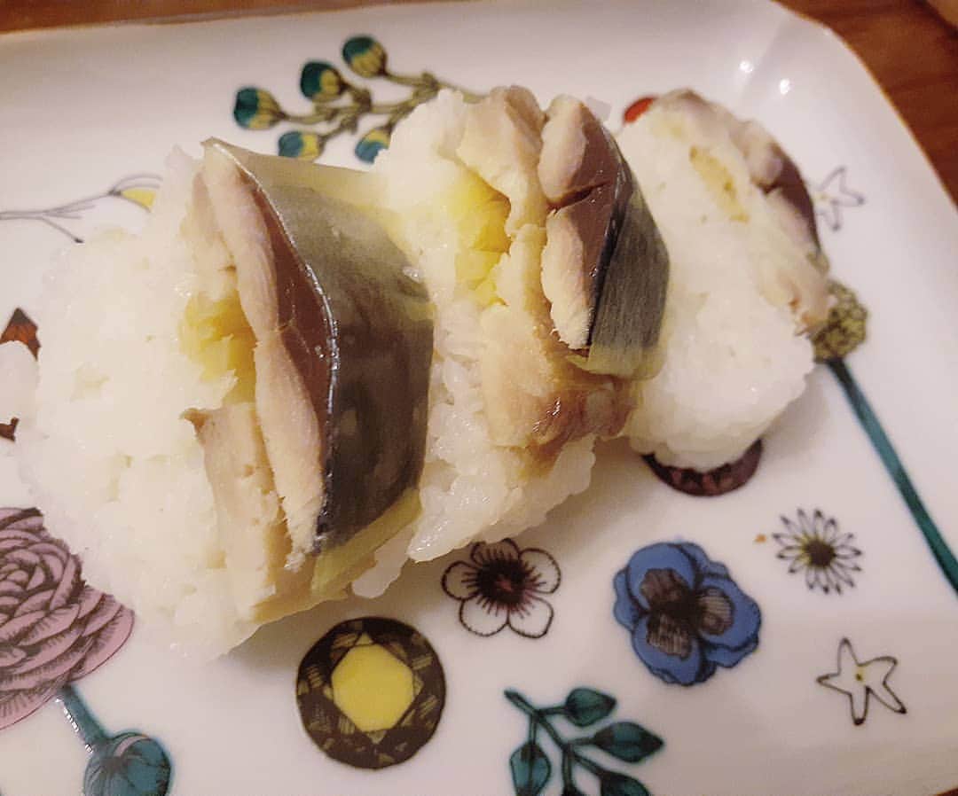 岸田彩加さんのインスタグラム写真 - (岸田彩加Instagram)「本日放送のoh!おのののかは、ののちゃんも大好き#鯖寿司 をご紹介します🐟 ・ #京都 のお店で作っているこだわりの鯖寿司を、#横浜 のお寿司やさんが作ってお取り寄せできるようにしてくれています！ ・ 私もいただきましたが、美味しすぎて1人でまるまる一本食べてしまいました😂 詳しくはオンエア&番組のインスタアカウントでどうぞ(^-^) ・ #寿司 #お取り寄せ #お取り寄せグルメ #ラジオ #fmfuji #山梨県 #山梨 #radio #アナウンサー #フリーアナウンサー」6月17日 8時47分 - kishida_ayaka1122