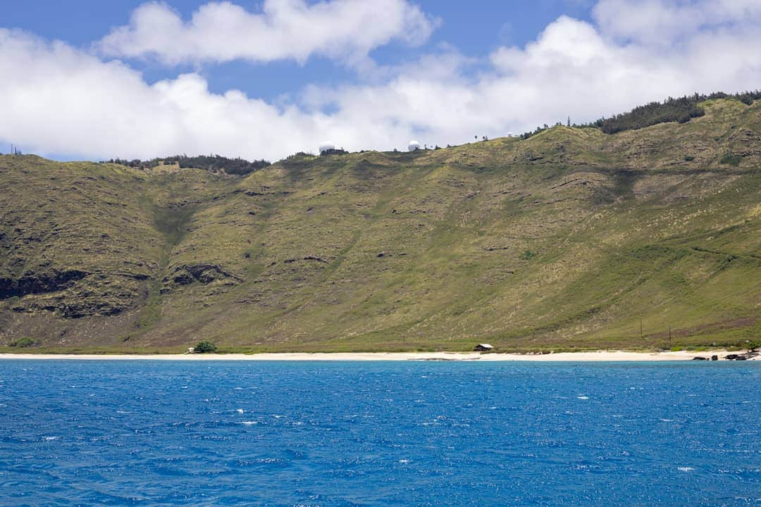 And Youさんのインスタグラム写真 - (And YouInstagram)「Kaena Point State Park contains a beautiful beach, an albatross reserve and a thriving marine wildlife ecosystem. . . . . #kaenapoint #oahu #oahuguide #shakaguide #hawaiitravel #oahuvacation #oahutrip」6月17日 8時47分 - dolphinsandyou