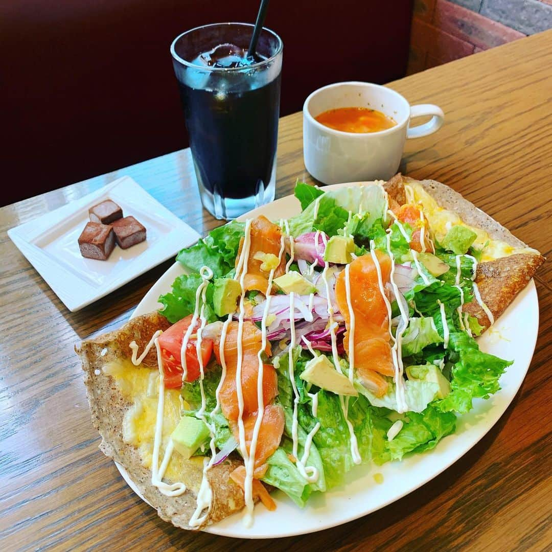 ハース池袋2号店のインスタグラム：「おはようございます😃 ハース池袋2号店です♫  当店はまだお休みをいただいてますが、姉妹店のルコックロティは営業しております🐓  今日も専用オーブンでしっとり&ジュシーに焼きあげる、 【 茨城県産つくば鶏のロティサリーチキン 】 を焼き立てでご用意してます😆  店内ランチ営業 11時30分〜15時（L.O.14時）  今週のオススメランチは、 【 スモークサーモンとアボカドのサラダガレット〜レモンクリームソース〜 】 1,100円 スープ・プティフール・ドリンクが付いてます❣️ 平日限定ビジネスランチです🤗  ご予約も承っております。 まずはお電話☎️ 03-5927-8094←here  今日も皆さまの美味しい笑顔に会えますように😋  #池袋グルメ#池袋テイクアウト#おうちご飯#おうちごはん#池袋誕生日#池袋テイクアウト#池袋デリバリー#池袋ランチ#池袋グルメ#南池袋公園#南池袋公園ランチ#池袋デート#チーズケーキ#池袋イタリアン#池袋カフェ#ロティサリーチキン#池袋コンテ#池袋イタリアン#池袋ルコックロティ#パスタ#池袋ハース#galette#ガレット#チーズフォンデュ#ローストビーフ#サラダランチ#池袋ディナー#南池袋公園カフェ#池袋ハンバーグ#チーズキーマカレー#池袋記念日」