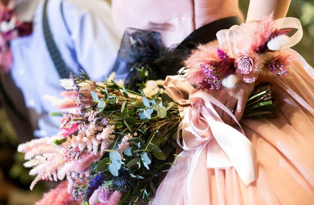 ヴィラ・デ・マリアージュ太田さんのインスタグラム写真 - (ヴィラ・デ・マリアージュ太田Instagram)「. . . 淡いピンク色のドレスに ブラックのサッシュベルトで 締まった印象に𓏸 . ドライフラワーも 会場、おふたりの雰囲気にもぴったりで 素敵なコーディネートでした𓂃◌𓈒𓐍 . . .  #ヴィラデマリアージュ #ヴィラデマリアージュ太田 #ウエディングドレス #バルーンリリース #結婚式 #南フランス #ウエディングニュース #群馬花嫁 #結婚式準備 #ウエディングフォト #ウエディングブーケ #ゼクシィ #プロポーズ #テーブル装花 #前撮り#軽井沢前撮り」6月17日 8時51分 - villas_des_mariages_ota