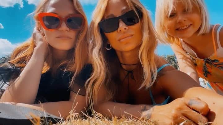 ルー・ティーズデールのインスタグラム：「Social bubble ☁️」