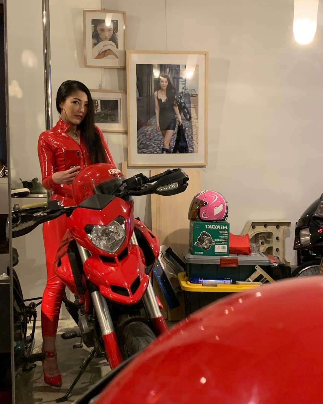 福山理子さんのインスタグラム写真 - (福山理子Instagram)「Ducatiやっぱり好かこ  #Ducati #ducatihypermotard  #motercycle  #motercyclegirl  #バイク女子 #エナメル #enamel #ボンテージ #ミストレス」6月16日 23時57分 - rikofukuyama