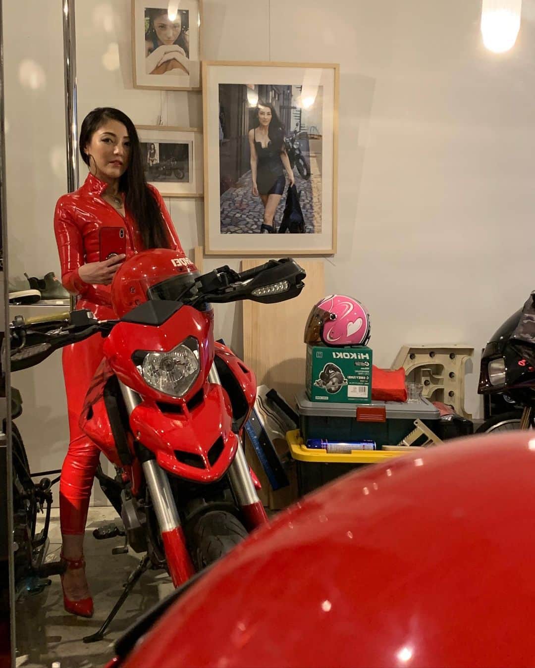 福山理子さんのインスタグラム写真 - (福山理子Instagram)「Ducatiやっぱり好かこ  #Ducati #ducatihypermotard  #motercycle  #motercyclegirl  #バイク女子 #エナメル #enamel #ボンテージ #ミストレス」6月16日 23時57分 - rikofukuyama