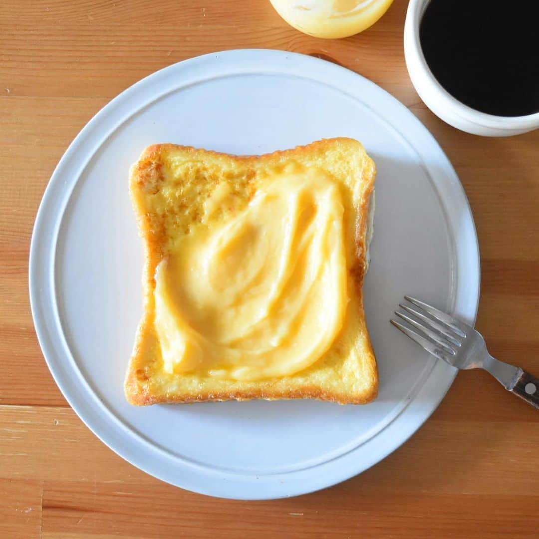 山崎佳のインスタグラム：「Today’s breakfast. フレンチトーストにレモンカード。 レモンカードは、水切りしたヨーグルトにのせても濃厚で満足度高いおやつになって最高に好き。  ジワジワと溜まっていた疲れとかがいきなりどーんときたのか、急に何にもやる気が起きず。 いや、やりたいことは山ほどあって、あれやりたいなーこれやりたいなーと言ってはみるものの、いざちょっと時間ができると「だる〜」ってなっちゃう。」