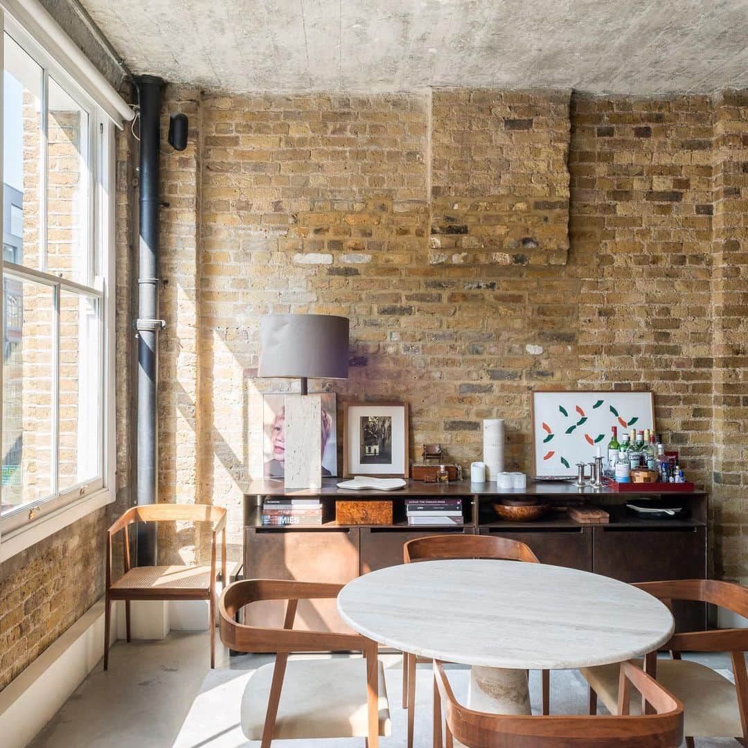 The Modern Houseさんのインスタグラム写真 - (The Modern HouseInstagram)「#forsale Comfortable Corners: a light-filled Shoreditch apartment with the perfect nook to retreat to. Follow the link in our bio for the sale particulars.」6月17日 0時02分 - themodernhouse