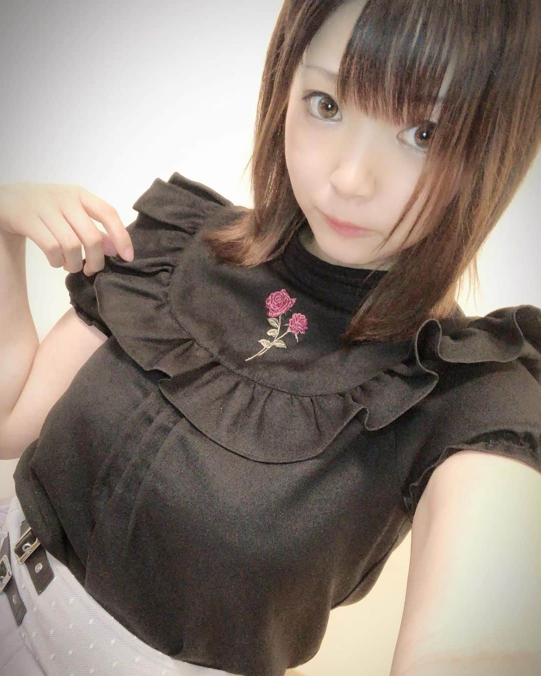 音羽莉夢のインスタグラム：「🖤black×purple💜 🥀  最近服の写メばっかだからそろそろ あれだね！(๑º口º๑)  #童顔ロリ巨乳 #合法ロリ #ロリコンホイホイ #撮影会モデル #音羽莉夢 #アミックエンターテインメント  #グラドル自画撮り部 #グラドル」