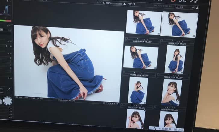 須田亜香里さんのインスタグラム写真 - (須田亜香里Instagram)「2年前の6/16はナゴヤドームで世界選抜総選挙があって2位になった日だよ。 と皆が教えてくれたので、写真探してみたよ。 . 1枚目はステージ上のメンバー待機席のアングルから見た、2位で須田が呼ばれた瞬間のナゴヤドームの客席。 みんなが須田推しカラーの赤に一瞬で染めてくれました。 (マネージャー撮📷) . この景色が見られたことは 154011票に込められた一人一人の想いの次に、嬉しかったことでした。 . それぞれのファンの皆さんの推しメンの頑張りや存在、愛やプライドがあって もちろん私のファンだけじゃないナゴヤドーム。 . そこで予想外に2位になった須田へのおめでとうをその場で形にしてくれた48グループファンの皆さんの温かさに感動しました。 須田推しの凄さに震えました。 . アイドルファンって、48グループのファンって凄い。 改めてありがとう。 おっきい会場で心を一つに重ねられる日を楽しみにしています。 . . 4〜9枚目は #私服サプライズ のオフショット。 確か、あの頃バタバタしすぎて、オフショット載せてなかった気がするんだ(笑) ピンクのは衣装だけど、デニムのは私服ね。 . . 10枚目は名古屋駅の新幹線口の近くの地下街の #エスカ さんのお祝いポスター。嬉しかったな。 . .」6月17日 0時03分 - akarisuda