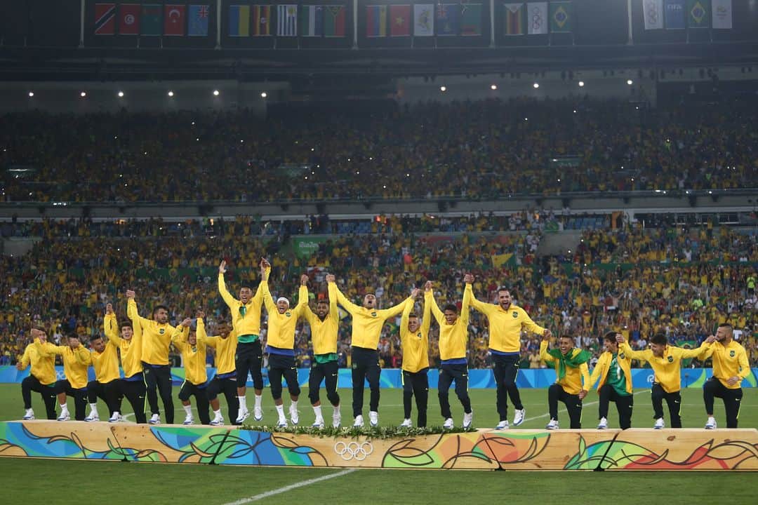 サッカー ブラジル代表チームさんのインスタグラム写真 - (サッカー ブラジル代表チームInstagram)「Hoje, o palco que recebeu o Ouro Olímpico completa 70 anos! Foi lá também que a #SeleçãoBrasileira conquistou seu título mais recente, a Copa América em 2019. ⠀ Que os clubes brasileiros e a nossa seleção continuem escrevendo história nesse estádio. Parabéns, Maracanã! ⠀ Fotos: @lucasfigfoto /CBF」6月17日 0時04分 - cbf_futebol