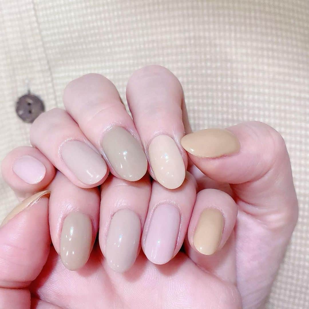 なかやまちえこのインスタグラム：「ベージュの色違いネイル✨⠀ #nail #nails #nailart #ネイル #美甲 #ネイルアート  #japanesenailart #manucure #japanesenails #manicurist #gelnails #أظافر #네일아트 #미용 #vẽmóng #ngườiđẹp  #เพ้นท์เล็บ #искусствоногтя #artedeuñas #ジェルネイルデザイン #ネイルデザイン #senikuku #nagelkunst #footnails #フットネイル #ペディキュア #pedicure  #ワンカラーネイル #ベージュネイル #beigenails」