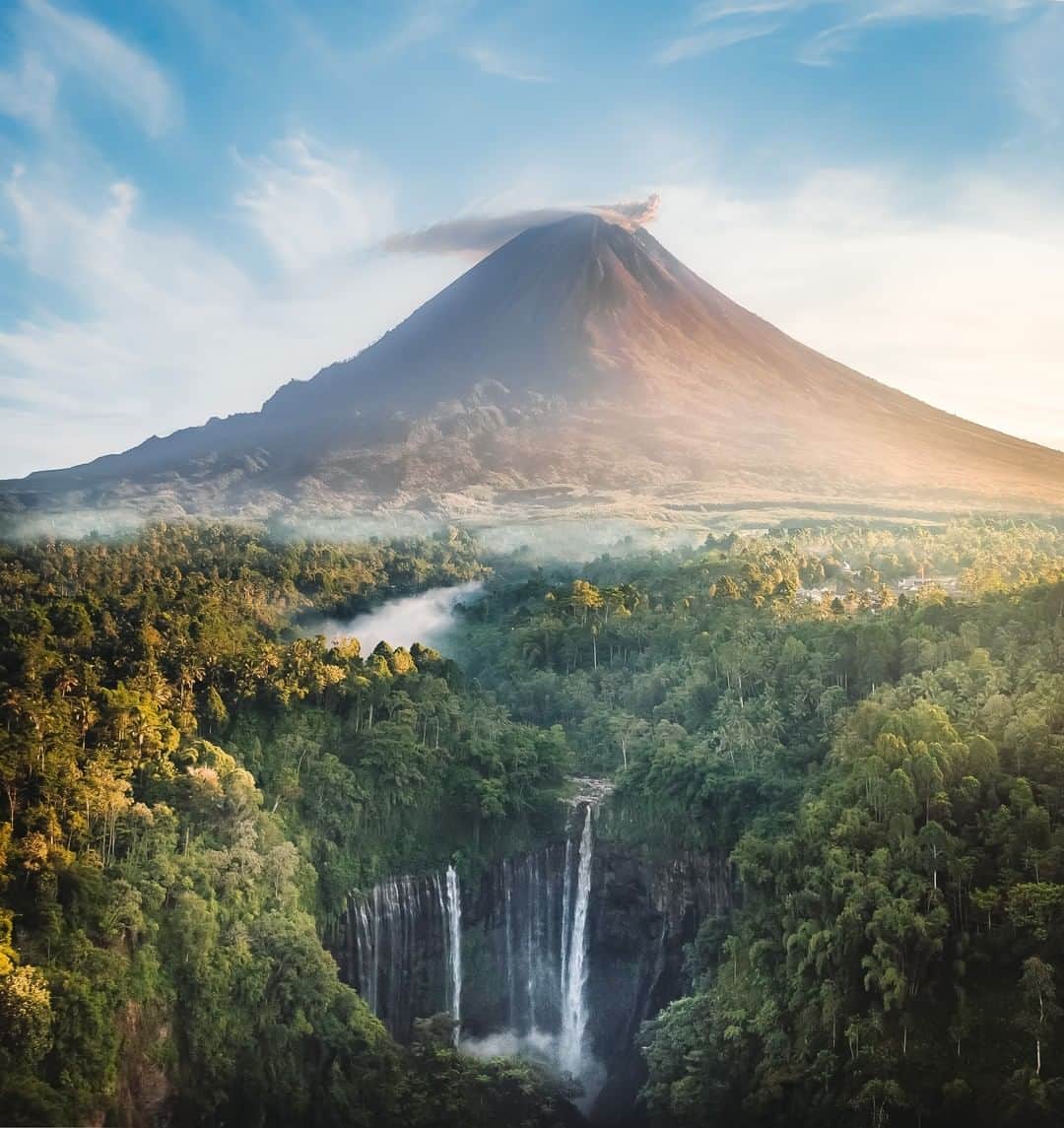 Discoveryさんのインスタグラム写真 - (DiscoveryInstagram)「Tumpak Sewu is a seriously impressive waterfall on the island of Java in Indonesia (yes, there's more to Indonesia than Bali!). Semeru, an active volcano and the highest mountain in Java, towers above the falls, making for an otherworldly view. Want to add Java to your bucket list? @davide.anzimanni . . Photo + Caption: Davide Anzimanni (@davide.anzimanni) . #indonesia #tumpaksewu #java #islandlife #semeru #volcano #nature #waterfall #landscapephotography #earthfocus #majestic_earth #beautifuldestinations #amazingplaces」6月17日 0時14分 - discovery