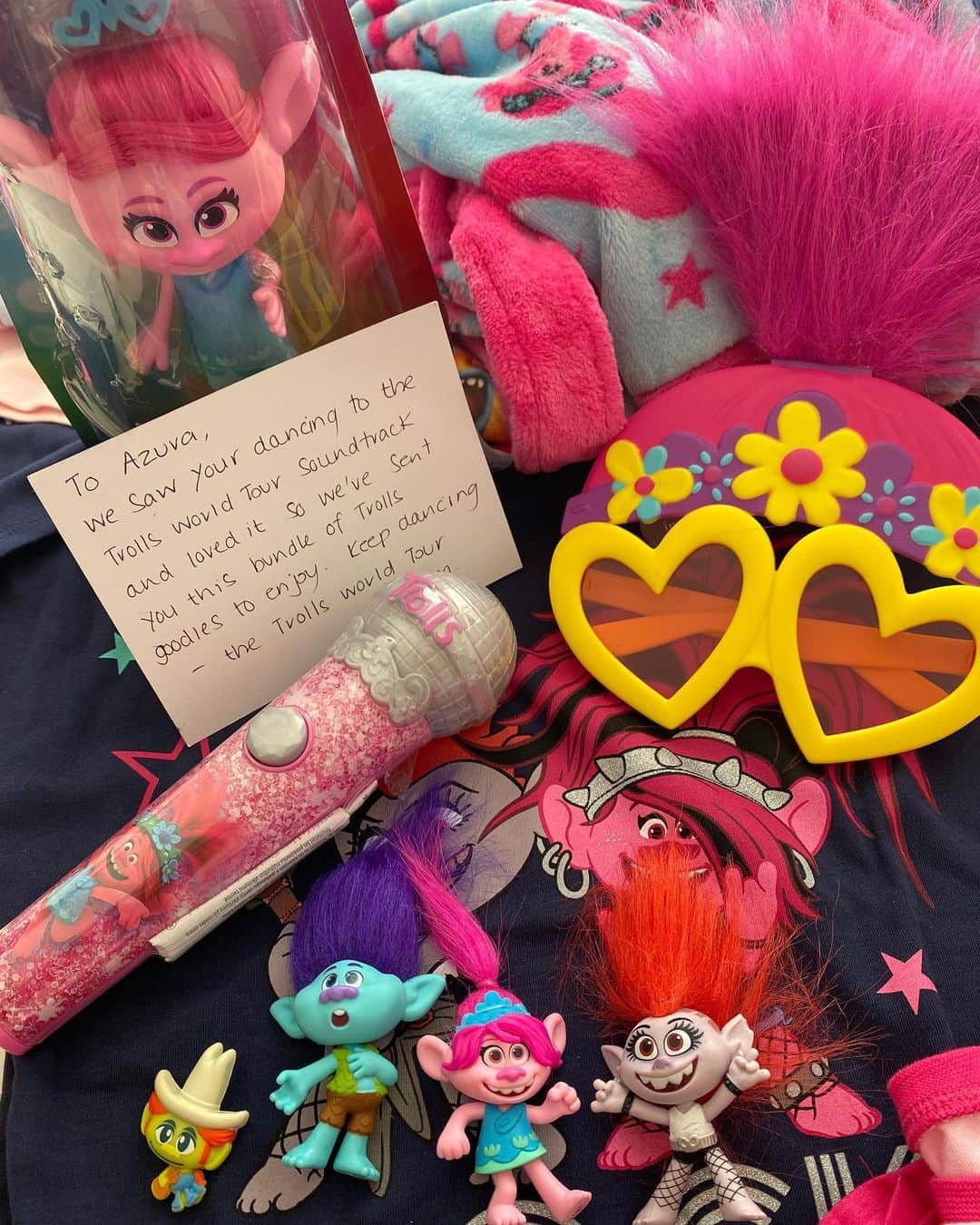 アリーシャ・ディクソンさんのインスタグラム写真 - (アリーシャ・ディクソンInstagram)「Thank you so much @trolls for bringing some cupcakes & rainbows to us today with your very generous gifts for Azura! She is a very lucky girl 🌈 #trollsworldtour🧁  #gifted」6月17日 0時19分 - aleshaofficial