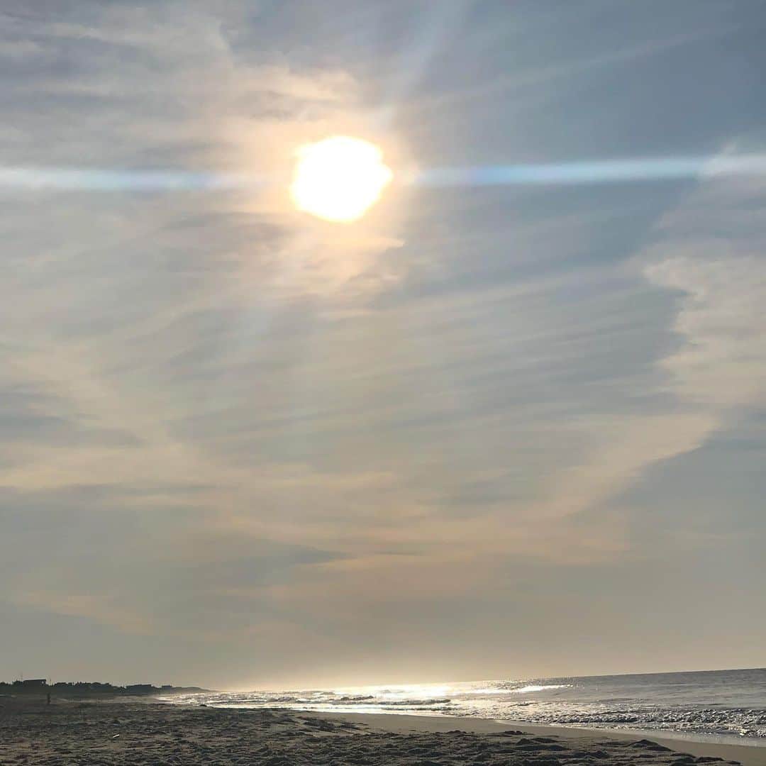 レイラニ・ビショップのインスタグラム：「May the long time sun shine upon you . All love surround you . And the pure light within you . Guide your way on . -Snatam Kaur  Now is the time to let the light in our hearts shine the way on.. now is the time we are being called forward to change ..If it’s not now, then when could it possibly be, now is the time to look, listen and be accountable for our lives, and our actions, how do we show up in the world we are living in ..let’s all create a little ✌🏼✌🏽✌🏾✌🏿」