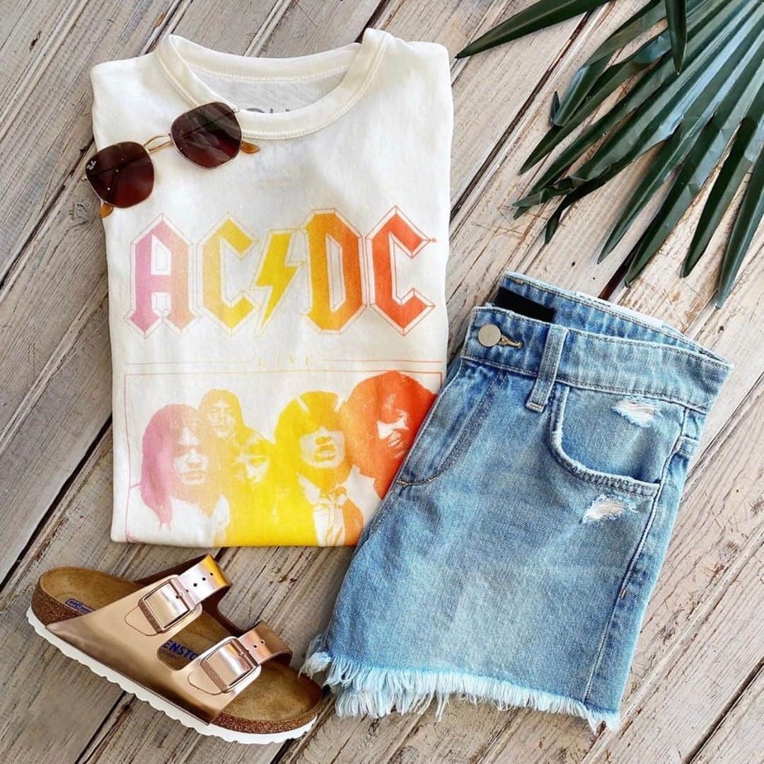 チェイサーのインスタグラム：「look no further, we found the perfect summer ‘fit ☀️😍 @jeantherapy #chaserbrand #acdc #bandtee #summerstyle #summeroutfit #graphictshirt #graphictee」