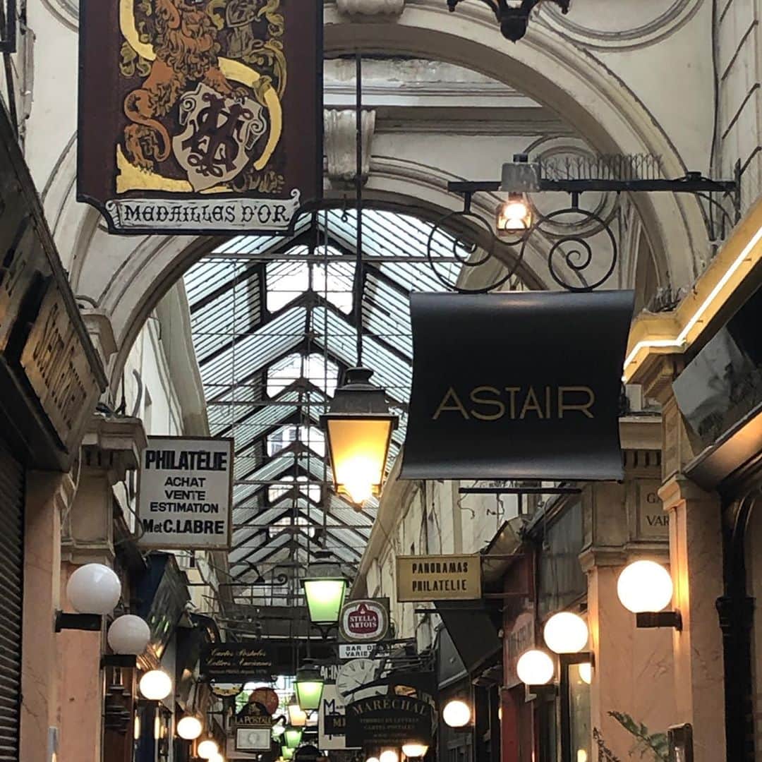 雨宮塔子さんのインスタグラム写真 - (雨宮塔子Instagram)「夕暮れ時のPassage を散歩したら、ほとんど人がいなくて、、。イタリアのシエスタの時間帯のような雰囲気でした。 抹茶ラテを飲みながらのんびりと。 #passage  #arabica  #paris」6月17日 0時31分 - amemiya.toko