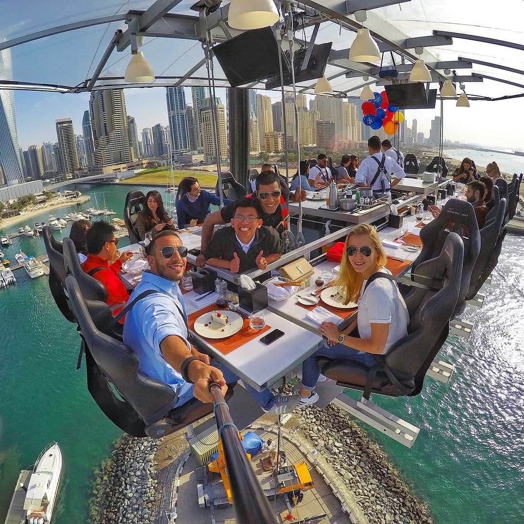 bestvacationsのインスタグラム：「Tag who you’d dine with! Would you dine in the sky?! 😱 By @ehabkaras #BestVacations」