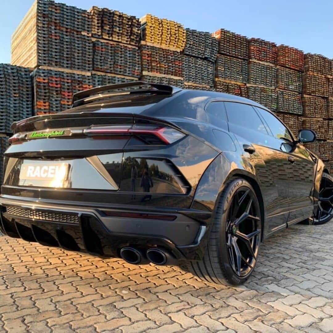 CarsWithoutLimitsさんのインスタグラム写真 - (CarsWithoutLimitsInstagram)「NOVITEC #URUS #ESTESO built by @race1_ Full Widebody aero kit , bonnet , carbon trim and aero , NOVITEC by VOSSEN 23” forged wheel set , suspension lowering module , green calipers , full AKRAPOVIC titanium exhaust system , Llumar window tint , Llumar paint protection film , ceramic coated tail tips , green Lamborghini logo , custom centre caps .....and loads more ! RACE!QUALITY always 1st.  R!®️」6月17日 0時33分 - carswithoutlimits