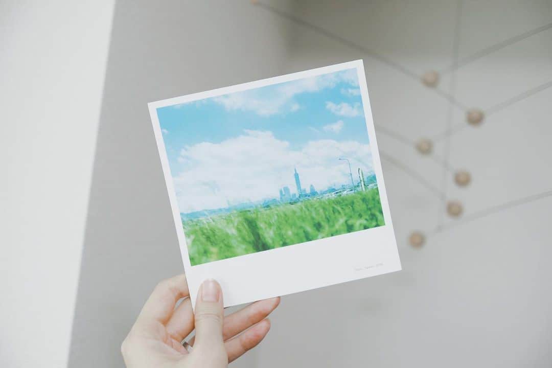 naoko tawaraのインスタグラム：「instagramが滞ってました。ご無沙汰してます。皆さん元気ですかー。 ちょっと前なのですが、大好きな写真家の @hamadahideaki  さんから素敵なお手紙をいただきました。はじまりは「ハロー！とんかつ 娘！アゲアゲですか！」。最高に元気が出る内容で、よく見返しています。はまちゃんありがとう。アゲアゲです！  実家のかつれつ亭のことをtwitterでも発信していたのですが、その投稿がかなりたくさんの方に応援いただく結果となり、すごいパワーをいただきました。また祖父や父がまじめにこつこつお店を続けてきたことが、SNSでの広がりにもつながっていると思います。おじーちゃんありがとう。 そのツイートをきっかけに小学校の同級生から連絡をもらって、取材してもらったり、ラジオ出演に声かけてもらったりしました。小学校の時の自分なんて、黒歴史すぎてあまり思い出したくもないのですが、いざ久々に話してみるとちゃんと話ができて、大人になったなぁと感じました。 みなさんに支えられて、コロナ禍のなか、かつれつ亭は今も踏ん張れています。ありがとうございます。  とはいえ、タイムラインに流れてくる閉業・廃業のニュースに心を痛めています。他人事ではないこと、また自分たちだけでなくみんなでこの状況を乗り越えたいと切に祈っています。 うちのお店もだったのですが、このコロナ禍で当たり前にあるものが簡単になくなってしまう危うさを忘れないで欲しいです。飲食だけじゃなく、作り手の方や伝統産業に携わってる方、多方面で苦しい状況にたっている人たちがいます。 購買もそうですし、それぞれの職能・技術的なことでもなんでも。サポートしあってなんとか乗り越えていきたいです。 （作り手のオンラインショップをまとめている #4649商店街 もぜひみてみてね◎ ） たとえばですが、オンラインショップ立ち上げて、運営のサポートする・・・とかもかなり需要あると思います。 うちはまさに父も母もパソコンがさわれないので、わたしがお手伝いしてる状況です。身近な人、大切な人、大切な場所。サポートしあって支えていきましょうー。わたしもできることコツコツがんばります！ ちなみに明日からは、姉の子供（生後6日目）のお世話してきます。新生児の時期のお世話なんて記憶にほぼないけどがんばります！ あと、最後に！今週末は父の日ですよ。 @suketton_ehime で、父の日ギフトやっています！毎日がんばってるお父さんに、とんかつ送って活力つけてもらいましょう！本日17日までのご注文は21日父の日当日にお届け予定です◎ ぜひご利用くださいませ〜（最後に告知でごめんなさい）」