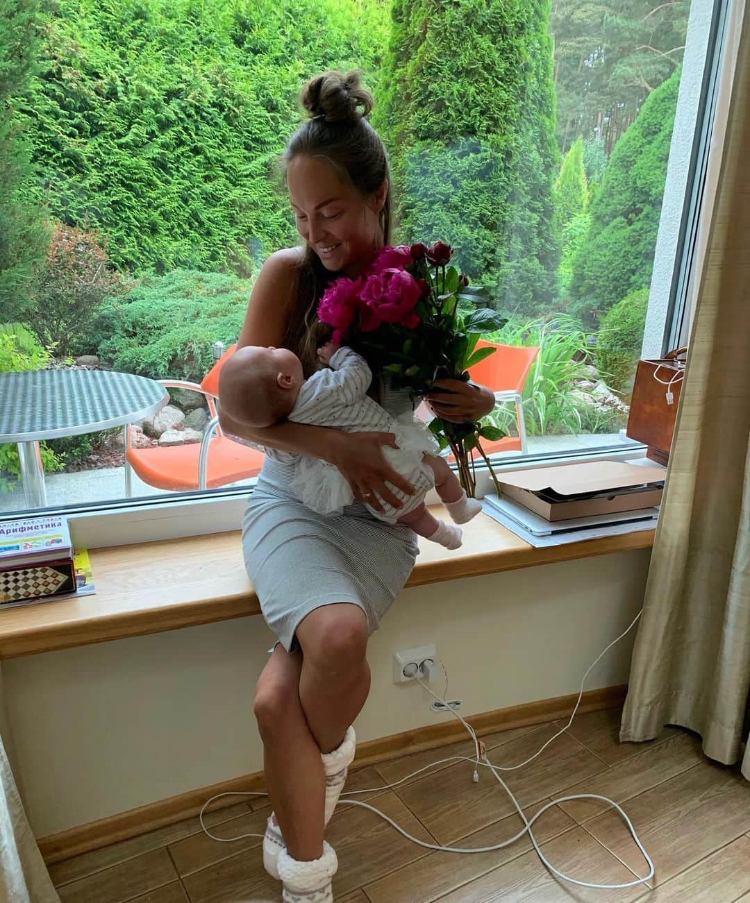 エレーナ・グレボワのインスタグラム：「Две бёздей гёрлс 💗 Милочке сегодня исполнилось 2 месяца, мне 31 годик 🧚🏻 Mila turned 2 months today, and I’m 31. Two birthday girls 🌸🌺」