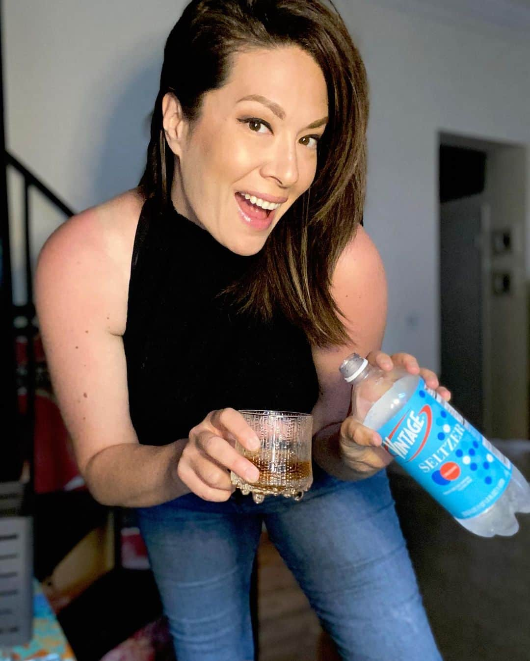 ミッチェル・コリンズさんのインスタグラム写真 - (ミッチェル・コリンズInstagram)「So far the best cure for this sunburn has been room temp whiskey taken orally!!! (also got an amazing deal on these seltzies at costco, run don’t walk.)」6月17日 0時50分 - michcoll