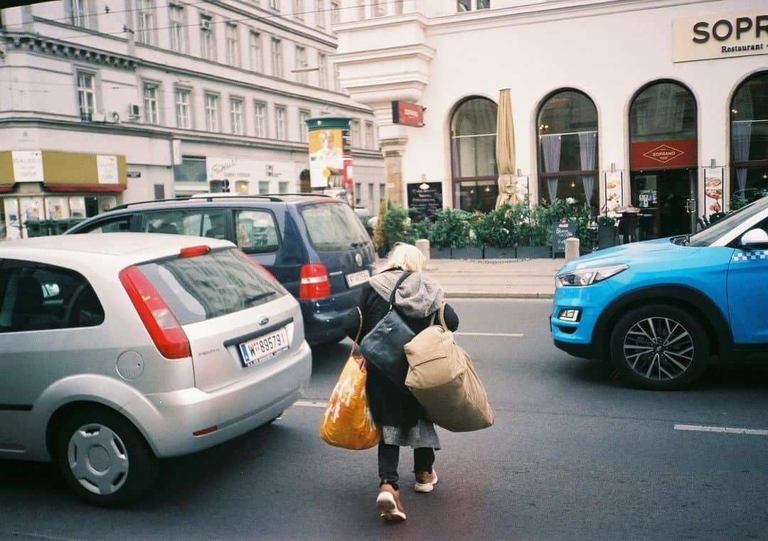 長坂 睦生さんのインスタグラム写真 - (長坂 睦生Instagram)「車3台の間を荷物3個持って行くぅ #film #viena」6月17日 0時50分 - mutsukinagasaka