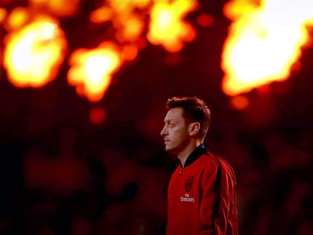メスト・エジルのインスタグラム：「🔥 B A C K 🔥 T O M O R R O W 🔥 #TheArsenal #YaGunnersYa #M1Ö @PremierLeague @arsenal」