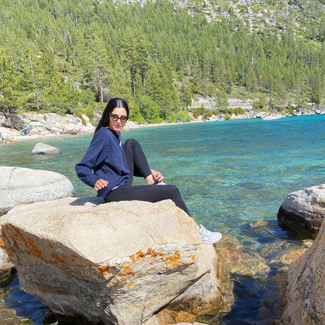ローレン・ペルツのインスタグラム：「Where California and Nevada meet for a drink & chill.」