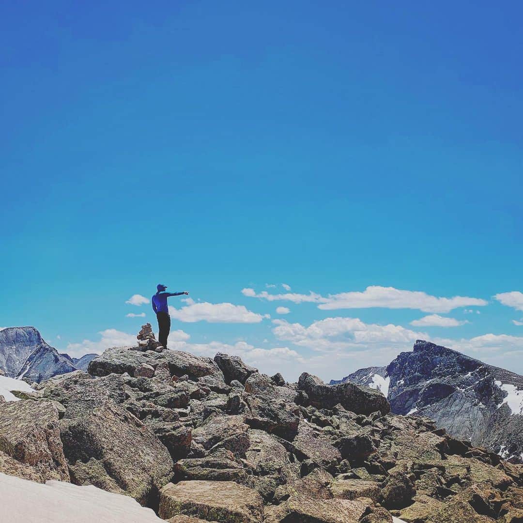 トミー・コールドウェルのインスタグラム：「It’s great to engage in activism. But all the best change makers I know also sped a tremendous amount of time basking in the wonder of the people and places they are fighting to protect.  This weekend I forgot about my phone, the internet, and perused only joy. A glorious scramble through the mountains above my home with one of best friends and frequent tickle fights with my kids.  Now its back to the work of doing my part to ensure that the privilege and Joy I have experience remains or becomes accessible for everyone. Today I am sending a letter to my congressional representatives urging them to vote for the Great American Outdoors Act.  Link in my profile to learn more and learn how to send a letter yourself. Please Join me. 📸 and good times with @adam_stack」
