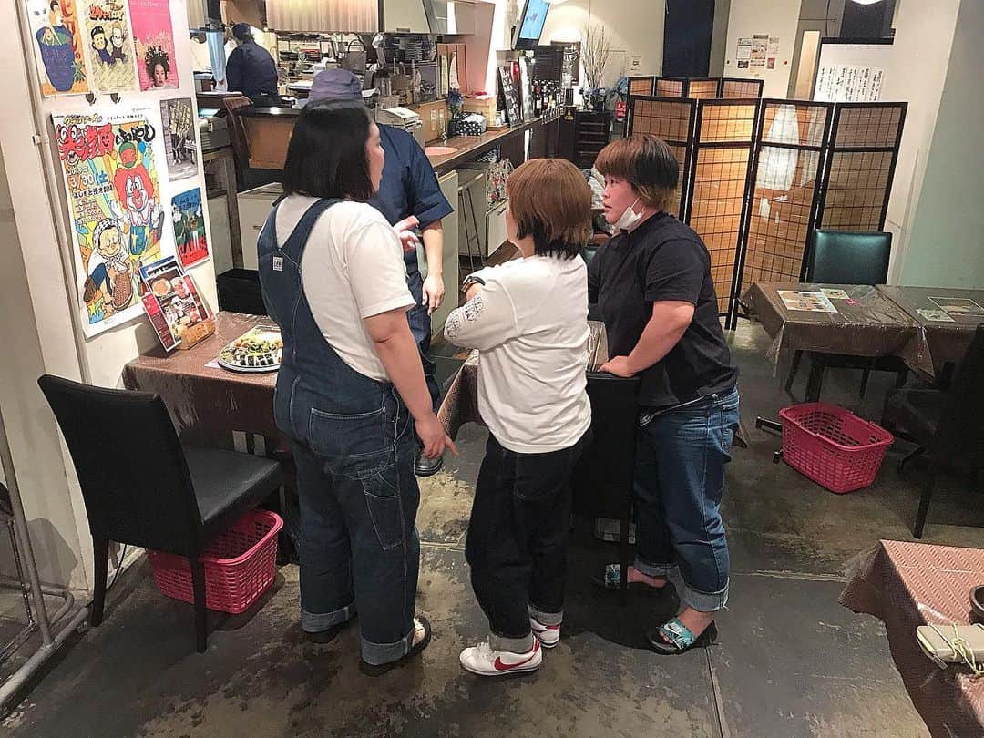 高見雄登のインスタグラム：「10階のたかみんち7回目ありがとうございました！  木尾さんの恋愛とショムニでした。  今回メール読めなかったです、すいません！ 次回、内容はなんでもいいのでメール送っていただいて 紹介させてもらったらステッカー送らせてもらいます。 よろしくお願いします。  来週は6/23(火)夜10時からまた勝手にやります！ #10階のたかみんち  写真は関係ないのですが、ある日のぼくのまかないを競り落とそうと勝手に集まってきた市場のおじさんたちです。」
