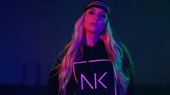 Nika Kljunのインスタグラム：「‼️My official merchandise‼️👚👕 line is available at the link in my bio! SHIPPING WORLDWIDE 🌎! www.nikakljun.com . I am so excited that you guys are already receiving and enjoying #NKMerch! 🤩🙏🏼💕 Have YOU joined the #NKMerch family, yet!? . Seeing you guys wearing the items truly makes me so happy 😄. Don’t forget to continue tagging me in your photos 📸 @nikakljun, AND be sure to hashtag #NKMerch so I can find and repost you 😉. I love seeing how each of you style your look! 💁🏼‍♀️😎 . Oh, I had a great time on this shoot with these amazing dancers/models and beautiful spirits. I admire each and every one of them🧡. It was so amazing to have such good energy on set. Thankful for good vibes, and good times 🙏🏼☮️ . Always puts the icing on the cake! 🎂 #TrueUnity #LoveMyFriends @itsjovannisoto @tsolasystem @katrinarosita @kennydelacruz . 🎥 @directedbyjon 💄 @makeupbylarke Styling by @itsjovannisoto . #nikakljun #nikakljunmerchandise #nikakljunchoreography #linkinmybio #onlineshopbaby #buynowwearnow #dancevideos #tshirtslovers #hoodiestyle #quickshoelace #shoelaces #danceclothes #dancefashion #dancefashion #danceforever」
