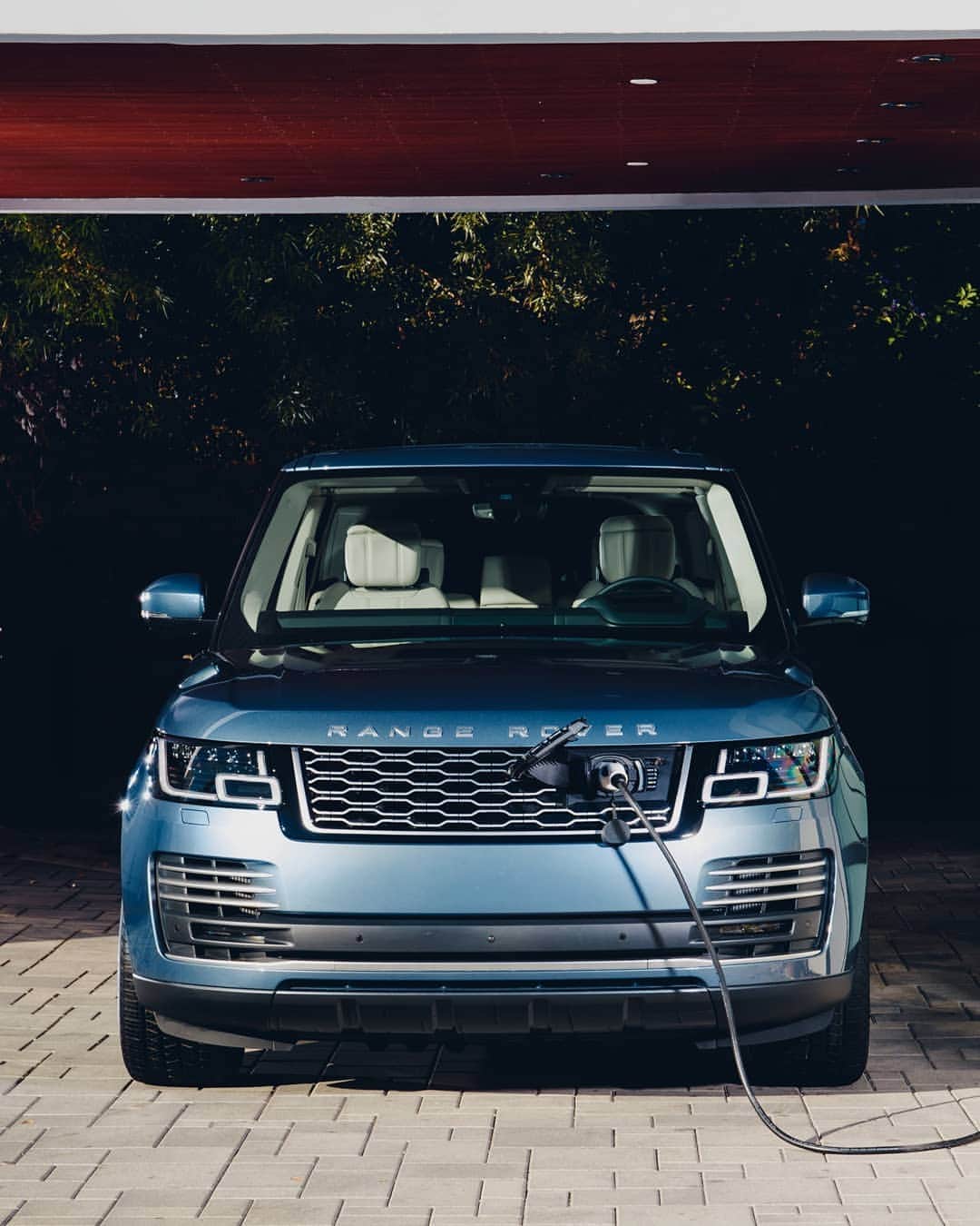 Land Roverさんのインスタグラム写真 - (Land RoverInstagram)「Innovation has always been in the #RangeRover’s DNA, forging the way in capability, comfort and refinement with technological advances that were revolutionary for their time and indispensable on 4x4’s today. Take a trip through Range Rover engineering history on our IG story #RangeRover50 #50YearsOfRangeRover #RangeRoverMemories」6月17日 1時13分 - landrover