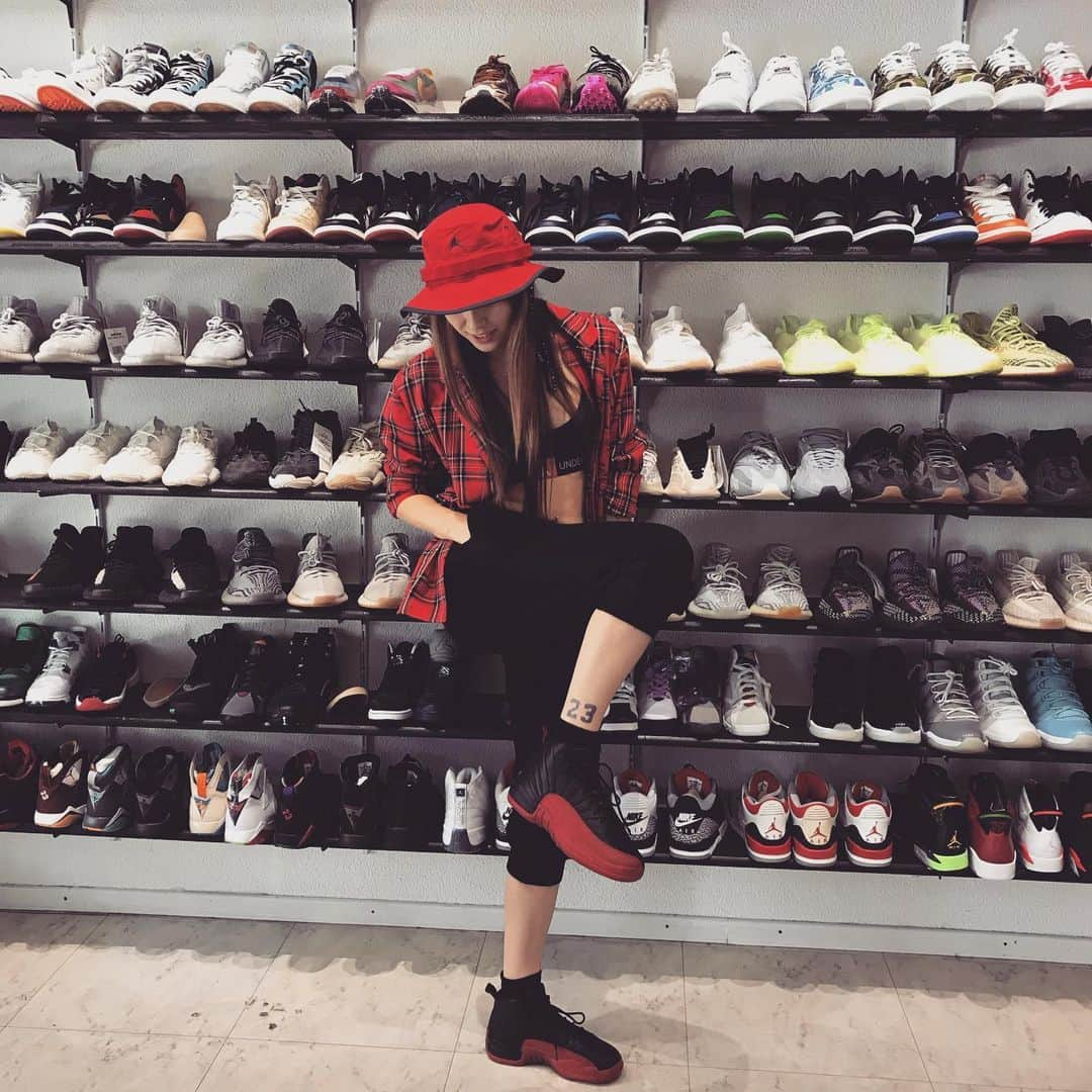 アンジェリーク・アバチキナさんのインスタグラム写真 - (アンジェリーク・アバチキナInstagram)「Shopping is the best therapy 🤪 🛍  #shopping #fidenza #fidenzavillage #laperla #dolcegabbana #versace #salomon #dsquared2 #pinko #flaviocastellani #шопинг #италия #italy #jordans」6月17日 1時13分 - icesmurfette