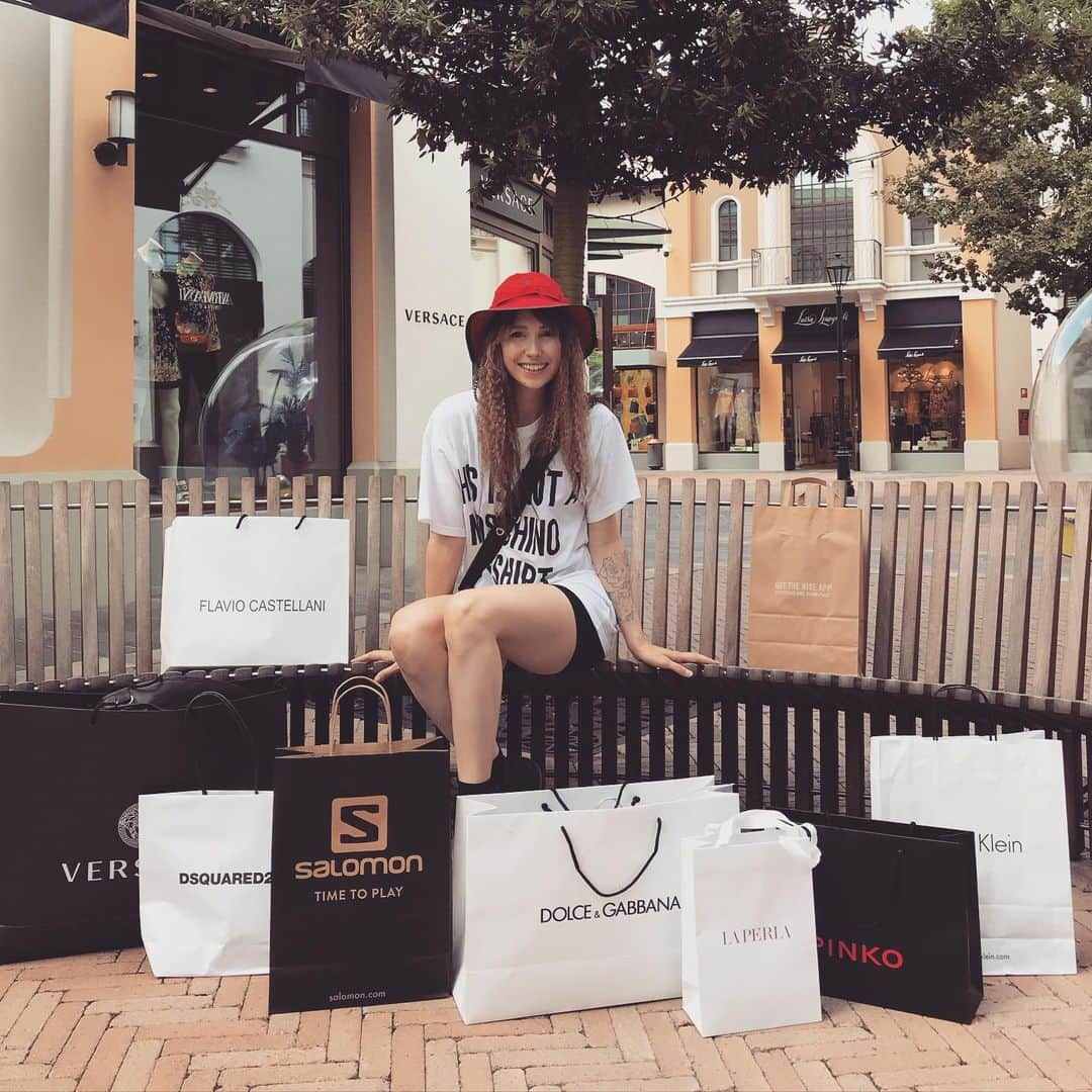 アンジェリーク・アバチキナのインスタグラム：「Shopping is the best therapy 🤪 🛍  #shopping #fidenza #fidenzavillage #laperla #dolcegabbana #versace #salomon #dsquared2 #pinko #flaviocastellani #шопинг #италия #italy #jordans」