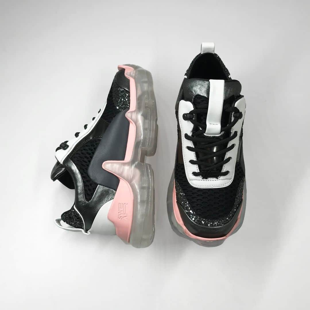 スウェアさんのインスタグラム写真 - (スウェアInstagram)「Spark up your summer with our favourite AIR Nitro sneaker covered with grey metallic, anthracite glitter and patent white finished with the AIR sole in pink. Available online now at Farfetch.com. #swearlondon」6月17日 1時20分 - swearlondon